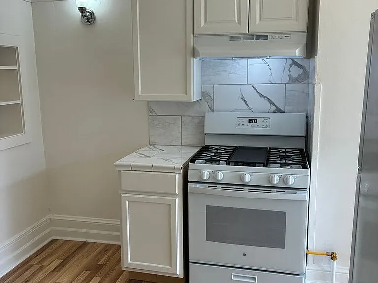 31 N Laurel St #1-4 — Photo 7
