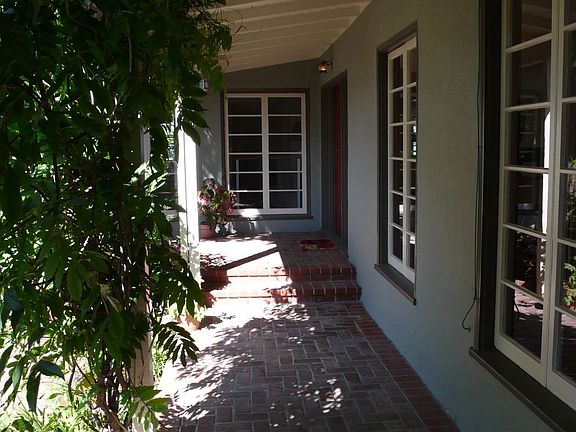 Charming entrance way