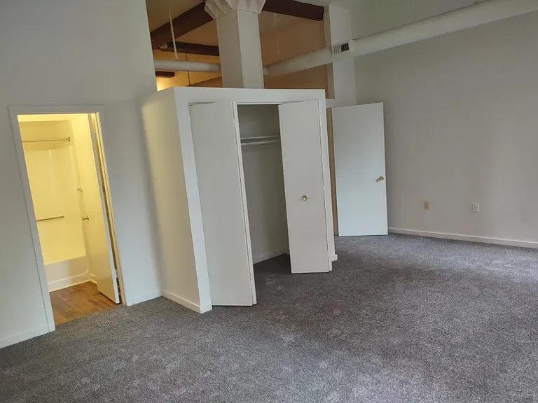 Marlboro Classic Apt & Redwood Square — Photo 49
