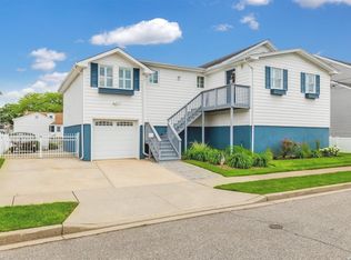 890 S 6th St, Lindenhurst, NY