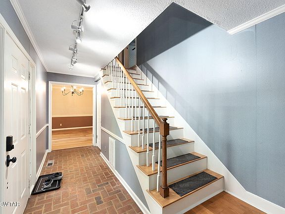 4th image of 110 Greenbriar Ln