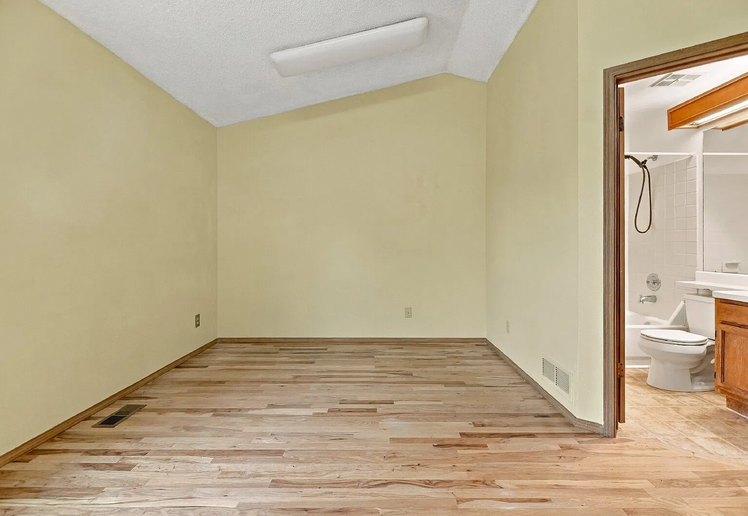 3 bed, 3.0 bath, 1600 sqft, $2,421 — Photo 4