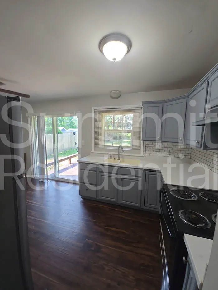 3 bed, 1.5 bath, 1168 sqft, $1,595 — Photo 3