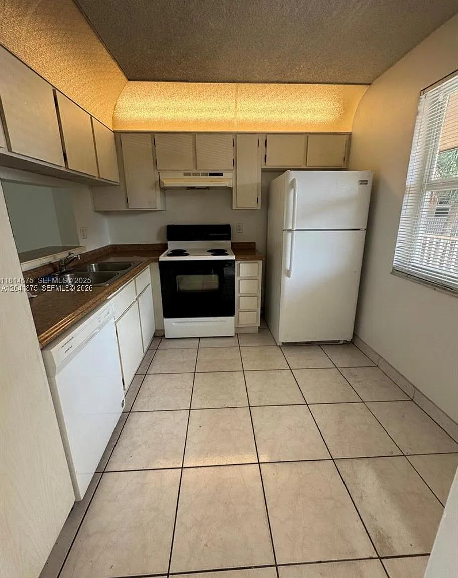 Palm Village Condo — Photo 4
