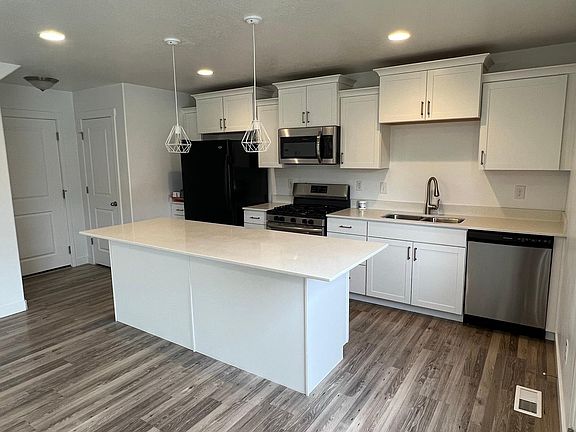3rd image of 194 Riverbend Dr