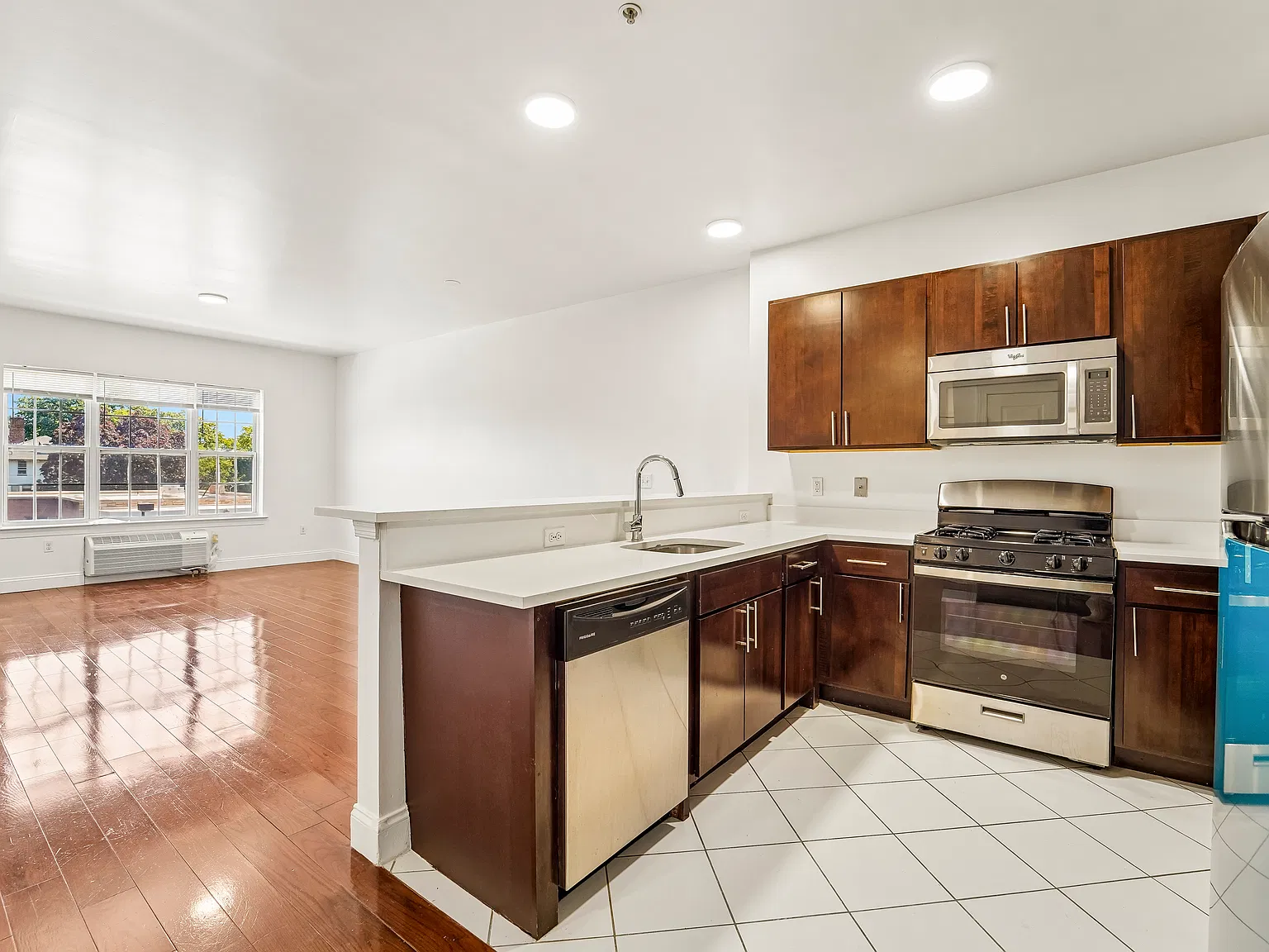111 Glenwood — Photo 3