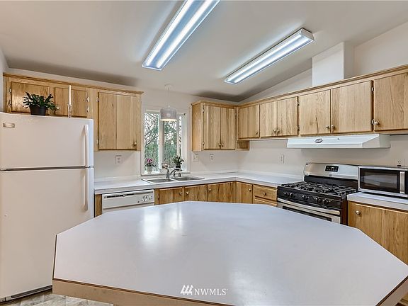 kitchen w/ center Island