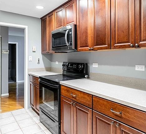 5th image of 222 N Marion St APT 1L