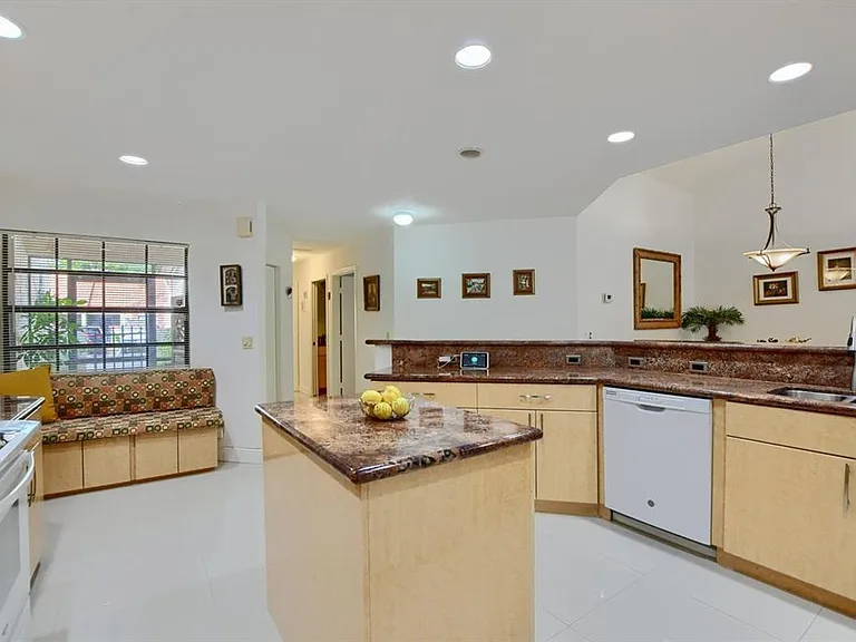 65 Centennial Ct — Photo 5