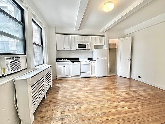 3rd image of 330 E 43rd St #706