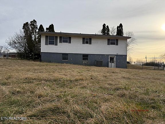 3rd image of 300 Lakeview Cir