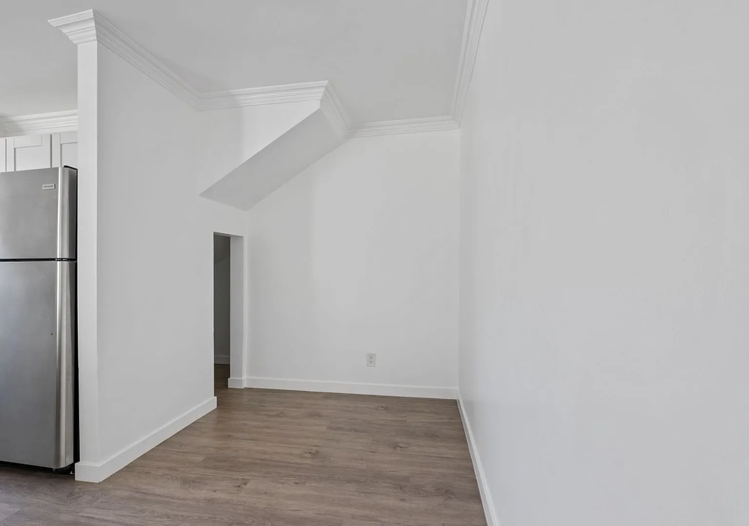 Spacious 2-Bed / 2-Bath Apartment in Prime Hollywood Location — Photo 4
