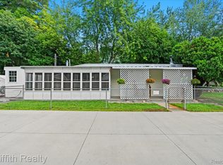 8205 Donna Lou Dr, Brighton, MI
