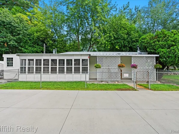 8205 Donna Lou Dr, Brighton, MI 48114