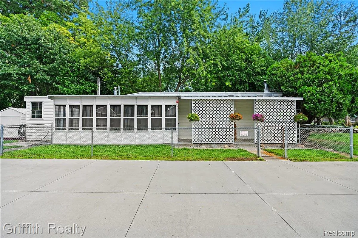 8205 Donna Lou Dr photo 1