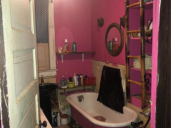 4th image of 425 Egan St