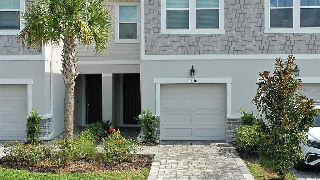 3 bed, 2.5 bath, 1667 sqft, $2,500 — Photo 2