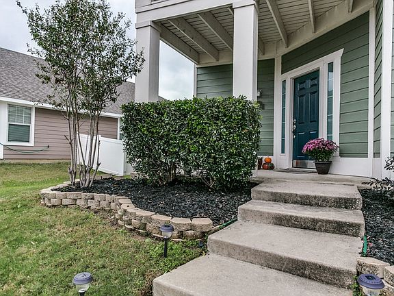 3rd image of 1022 Oakcrest Dr