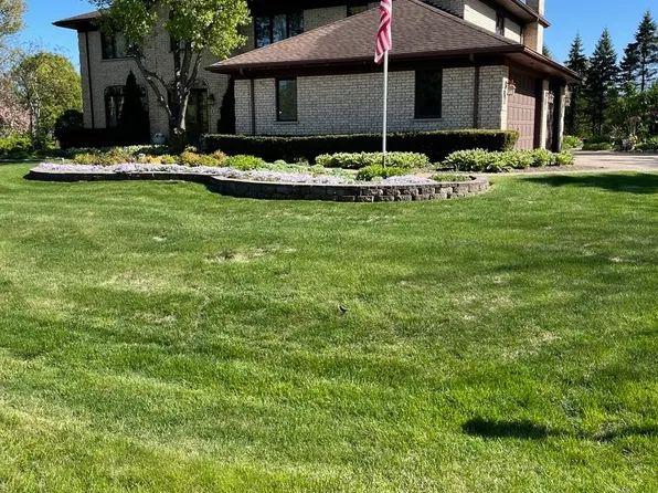 4 Whitman Ter, Hawthorn Woods, IL 60047