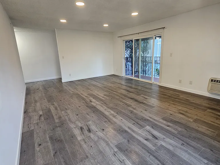 Living Room/Balcony