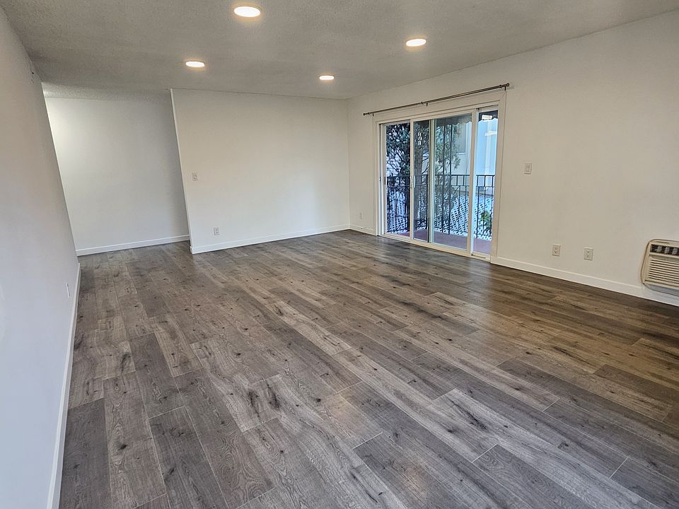 Living Room/Balcony