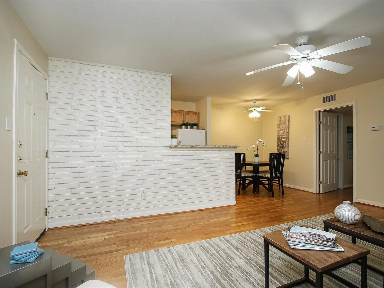 1 bed, 1.0 bath, 700 sqft, $1,245 — Photo 2