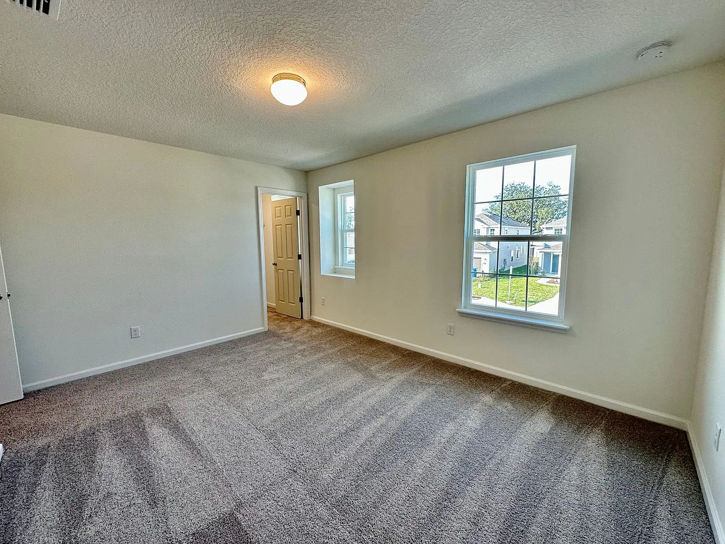 Beautiful St. Johns Home in a Desirable Location Spacious Living & Modern Comfort! — Photo 3