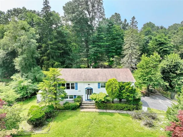 25 Twin Lakes Drive, Airmont, NY 10952