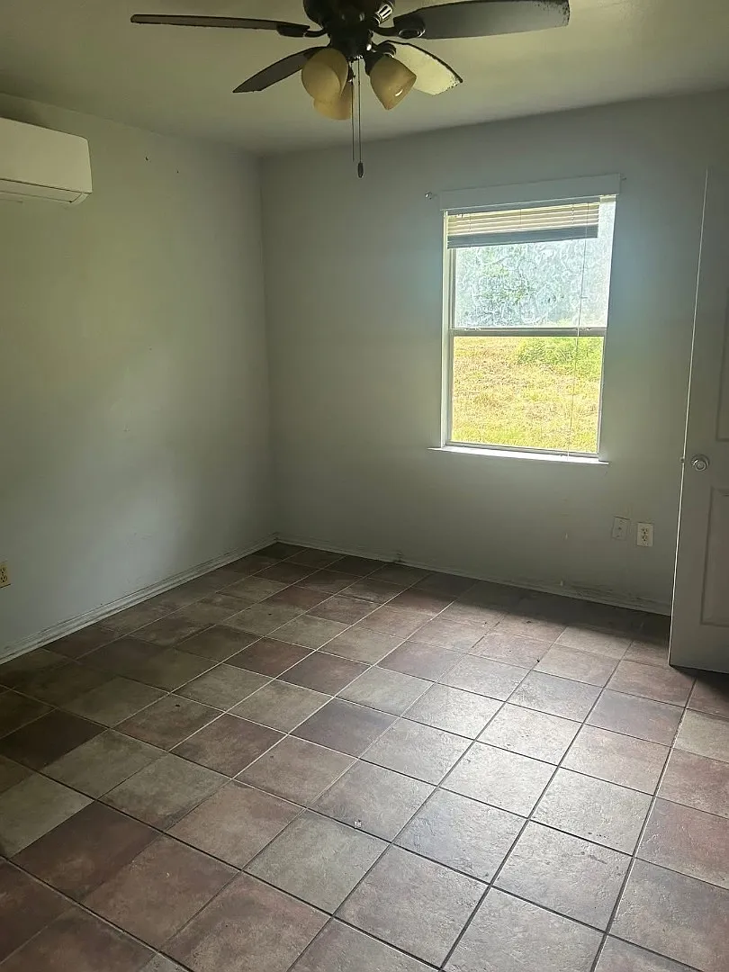121 Iever St - Unit 5 — Photo 3
