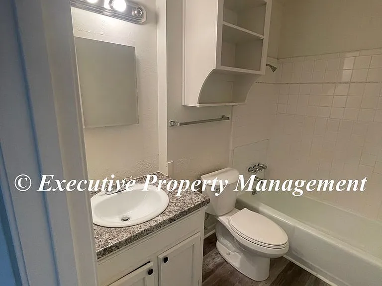105 E Avenue B — Photo 12
