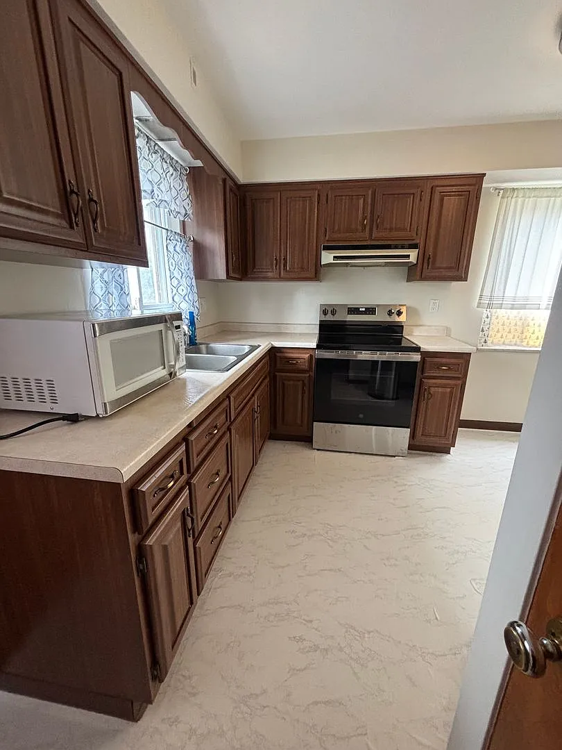 Appealing 3-Bedroom Home in Upper St. Clair - Available in August! — Photo 3