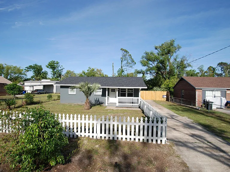 1710 Drake Ave — Photo 13