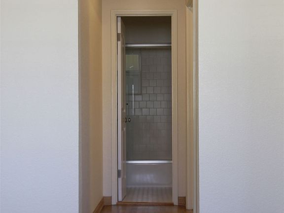 5th image of 235 Glendora Ave