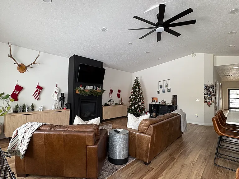 4221 E 23rd Ave — Photo 4