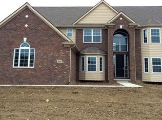 5521 Houghten Dr, Troy, MI 48098