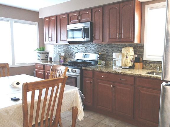 4th image of 10543 S Avenue O