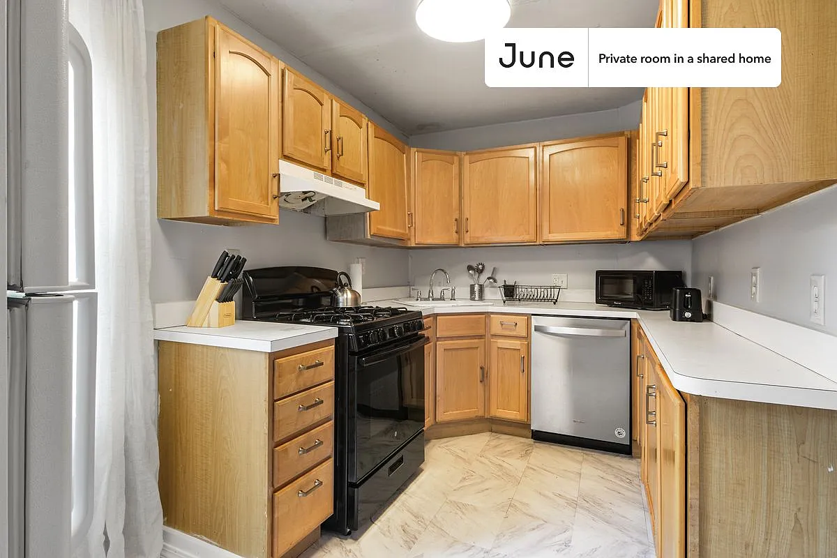Queen bedroom in 4 bed/2.5 bath home in Allston #585 C — Photo 4