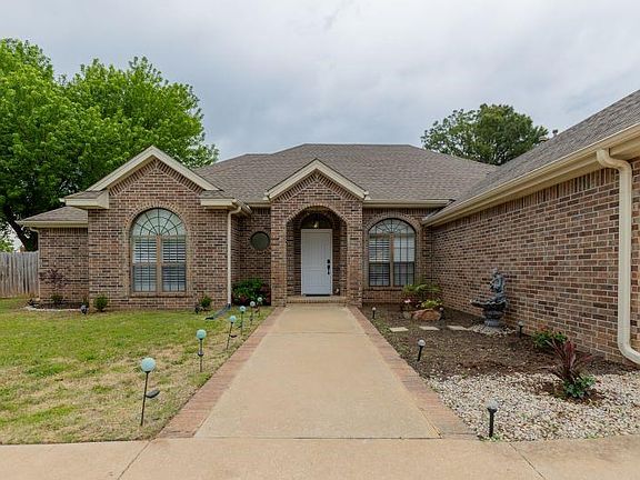3rd image of 919 S Woodcrest Dr