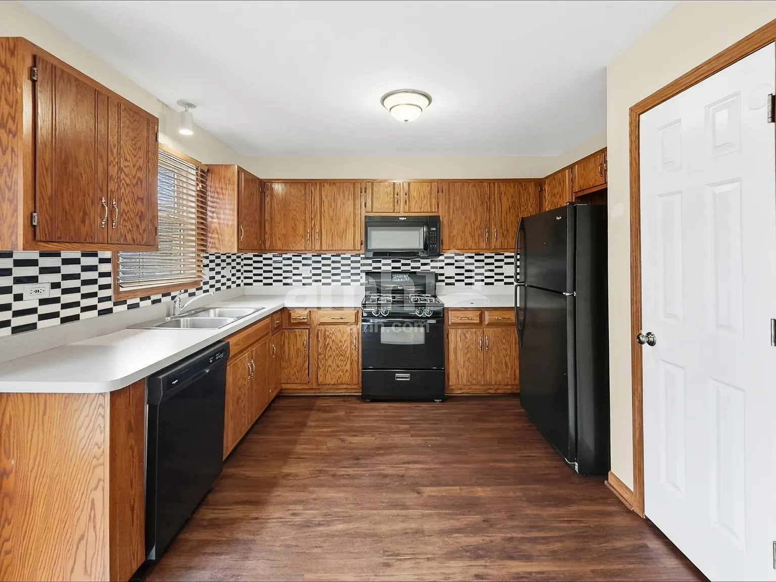 3 bed, 3.0 bath, 1768 sqft, $2,770 — Photo 3