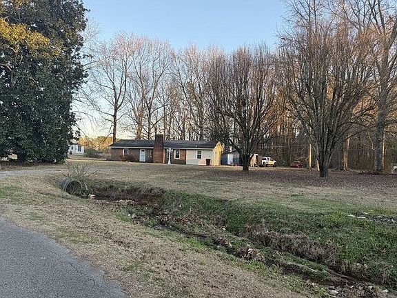 3rd image of 18026 Circle Dr