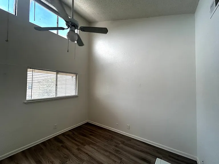 1010 W 23rd St #13 — Photo 5