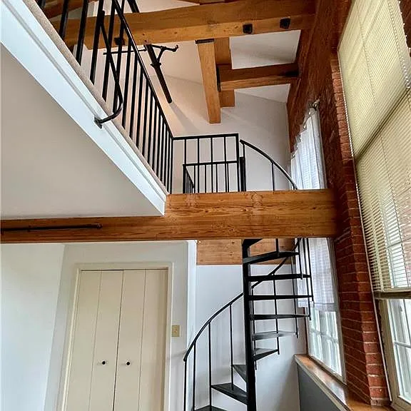 2nd Fl 1 bedroom Loft Open Spiral staircase