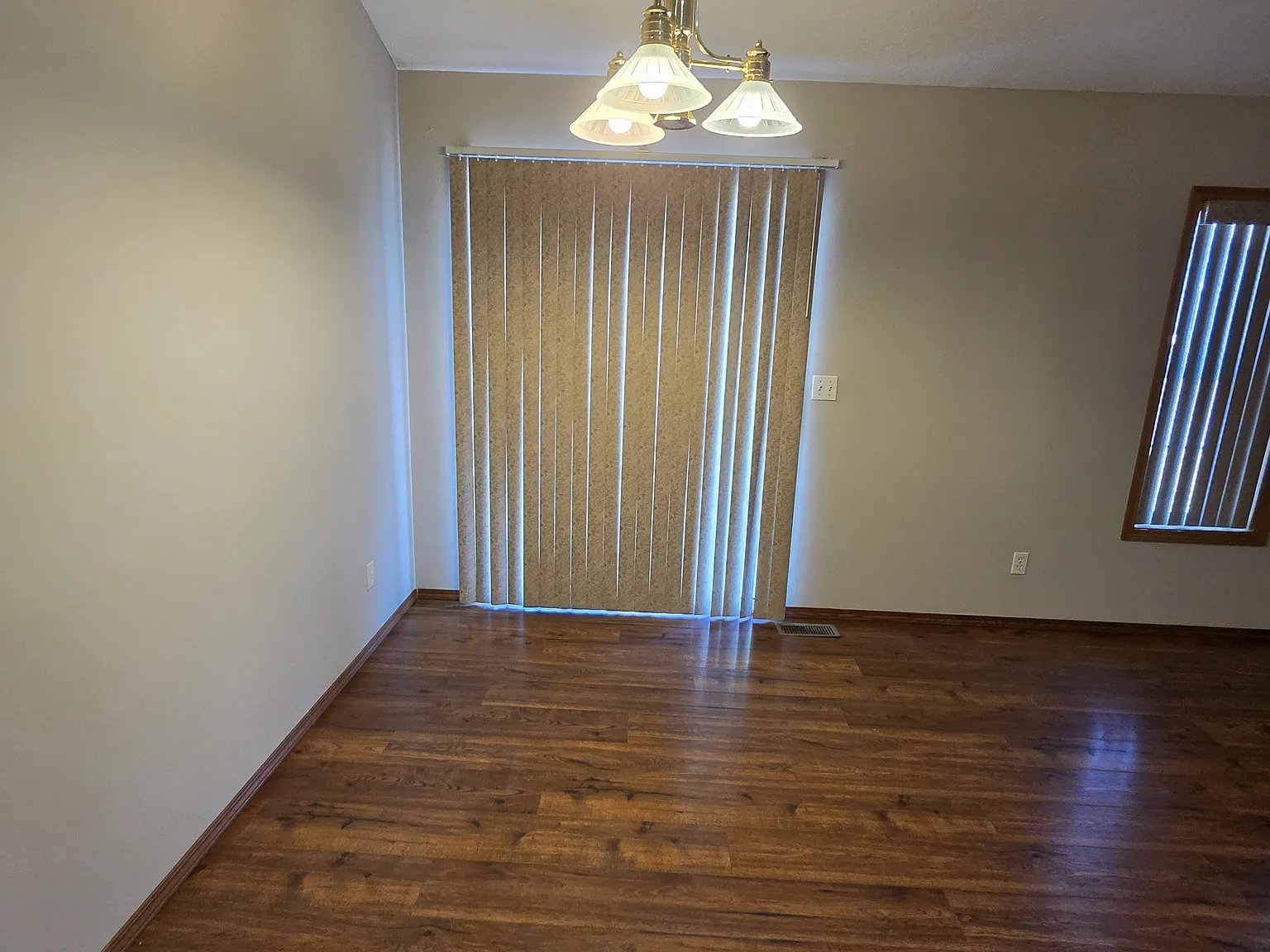 4 bed, 2348 sqft, $2,150 — Photo 3