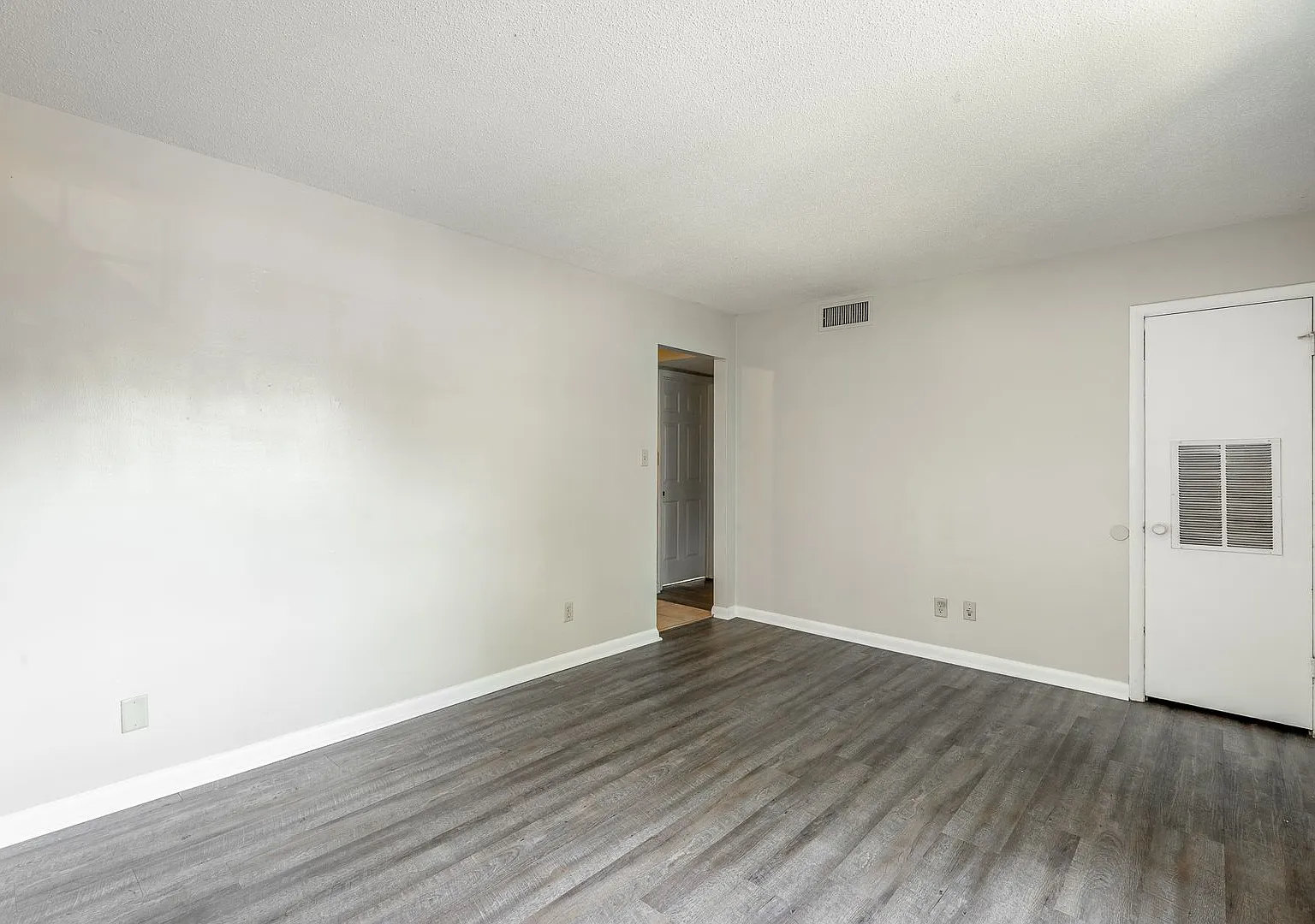 2414 Lyndon Ave — Photo 4