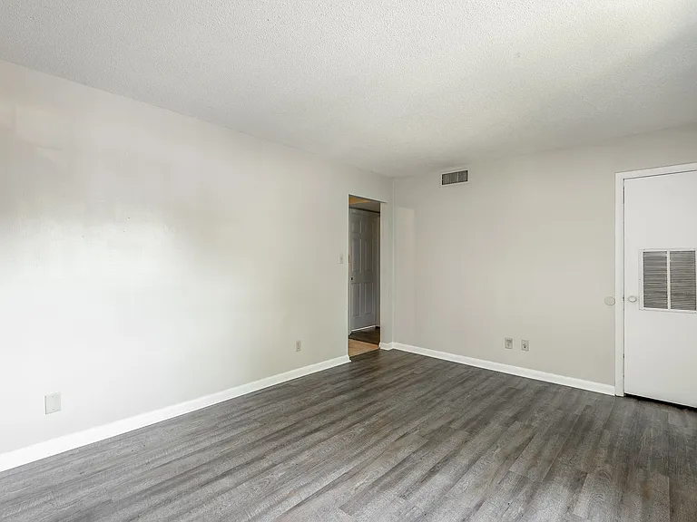 2414 Lyndon Ave — Photo 4