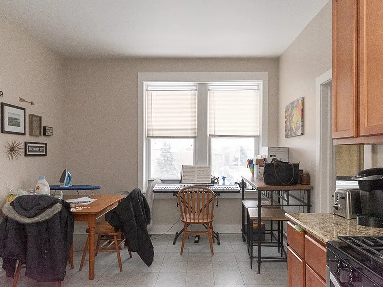 949 N Hoyne Ave #4 — Photo 3