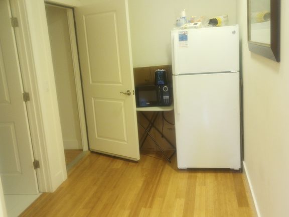 3rd image of 208 Wellington Ave