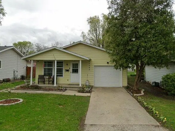 710 Palmer Ave #B, Lincoln, IL 62656