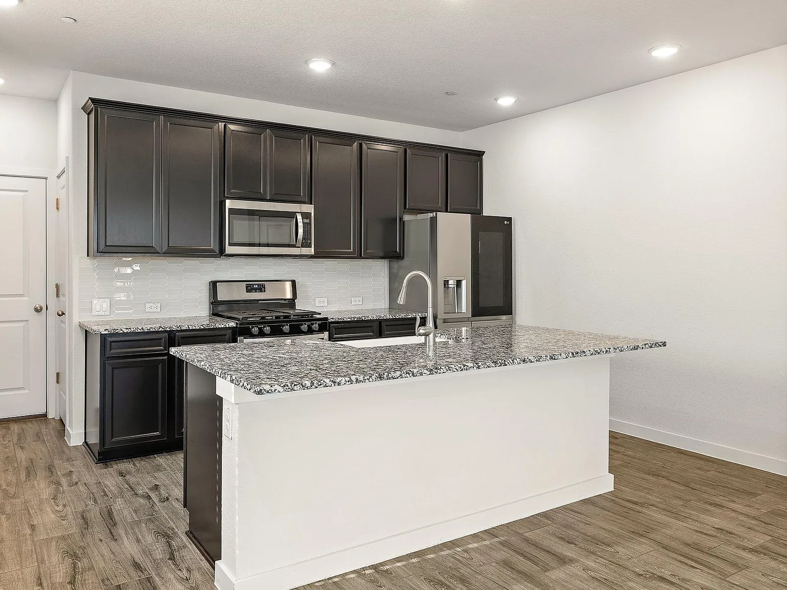 3 bed, 2.5 bath, 1813 sqft, $2,400 — Photo 3