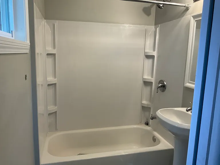 Tub in 2nd bedroom bath